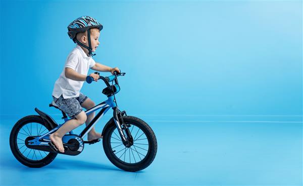پسر جوان خندان دوچرخه سواری