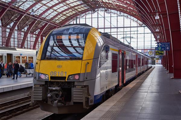 آنتورپ بلژیک - 24 فوریه 2017 قطاری که به سکوی ایستگاه راه آهن مرکزی آنتورپن یکی از زیباترین ایستگاه های قطار در جهان می رسد