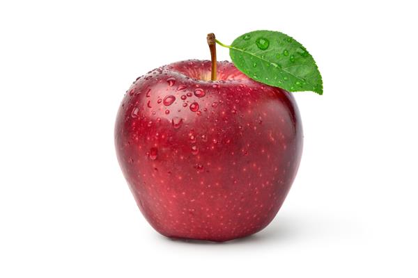 میوه سیب قرمز تازه با برگ سبز و قطرات آب جدا شده در پس زمینه سفید با مسیر برش