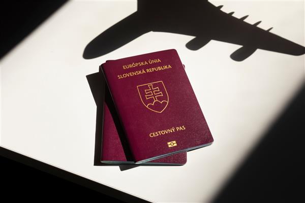 پاسپورت اسلواکی در فرودگاه مفهوم سفر با هواپیما
