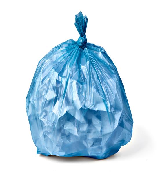 نزدیک یک کیسه پلاستیکی برای زباله های زباله در پس زمینه سفید