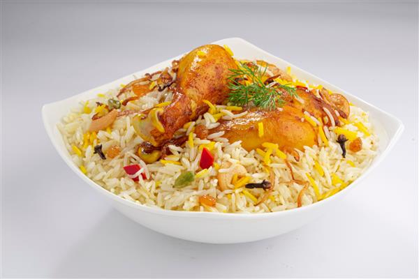 مرغ بریانی مرغ دم بریانی به سبک کرالا ساخته شده با برنج جیرا و ادویه جات چیده شده در ظروف سرامیکی سفید با زمینه سفید جدا شده