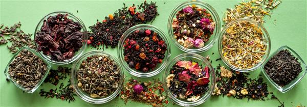 مجموعه ای از انواع چای سبز سیاه و گیاهی در زمینه سبز نوشیدنی های ارگانیک خوشمزه نمای از بالا جایی برای متن