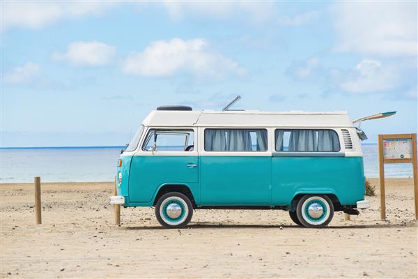 Fuerteventura جزایر قناری - 23 ژوئن 2018 کلاسیک سبز و سفید Camper VW Van پارک شده در ساحل Fuertev