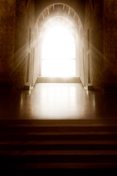 فضای داخلی کلیسا نور پنجره در اتاق تاریک داخل درب درخشان جلوی پله های خالی پس زمینه رمز و راز