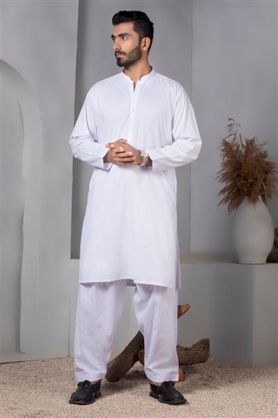 کراچی پاکستان - 08 آوریل 2021 مردان جوان پاکستانی با پوشیدن شلوار کامیز کورته مفهوم مد