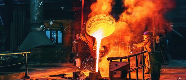 ریختن فلز مذاب آهن مایع در ظرف کارخانه متالورژی صنعتی ریخته گری ریخته گری پس زمینه صنایع سنگین