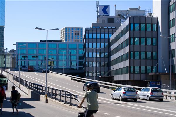 منطقه صنعتی شهر زوریخ با جاده اصلی و ساختمان‌های اداری مدرن در یک روز آفتابی بهاری عکس گرفته شده در 30 مه 2021 زوریخ سوئیس