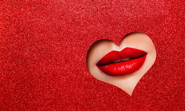 آرایش لب های قرمز از نزدیک رژ لب قرمز آرایشی زیبایی حفره قلب براق کاغذ رنگ قرمز پس زمینه فضای کپی تبلیغات حرفه ای سالن آرایش