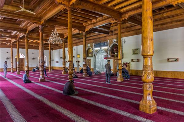 پنجیکنت تاجیکستان - 9 مه 2018 فضای داخلی مسجد Maschidi مرکزی M Bashoro در Penjikent تاجیکستان