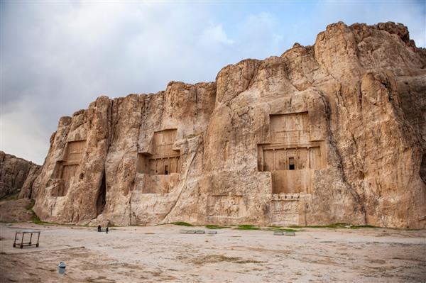گورستان باستانی نقش رستم با مقبره های شاهان هخامنشی در نزدیکی تخت جمشید در ایران