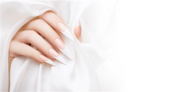 دست زن با طراحی ناخن بلند فرانسوی مانیکور لاک ناخن فرانسوی بلند دست زن روی زمینه پارچه سفید