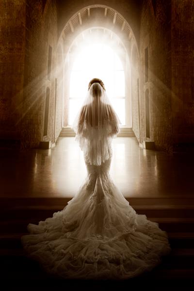 نمای پشتی عروس در حال قدم زدن در کلیسای ایسل چراغ زن در پنجره روز مراسم عروسی لباس عروس قطار بلند و توری توری پرتره هنری داخلی
