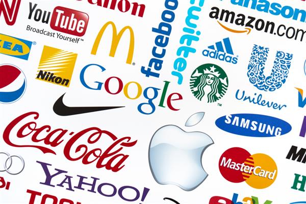 کیف اوکراین - 21 فوریه 2012 مجموعه لوگوتایپ از برندهای معروف جهان که روی کاغذ چاپ شده است لوگوی گوگل مک‌دونالد نایک کوکاکولا فیس‌بوک اپل و دیگر آرم‌ها را شامل شود