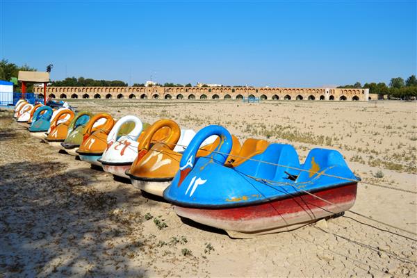 پل سیو سه پل بر روی زاینده رود در شهر اصفهان در ایران نام این پل با سی و سه طاق روی پل است بستر رودخانه ای خشک با قایق های پدالی آبی رنگارنگ به شکل قو