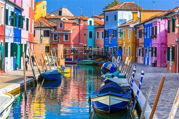 رنگارنگ ترین شهر ماهیگیری سنتی دهکده بورانو - جزیره نزدیک ونیز ایتالیا نوامبر 2020