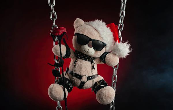 هدیه کریسمس یک خرس عروسکی در کلاه بابانوئل با گل رز - لوازم جانبی برای بازی های BDSM از یک فروشگاه جنسی