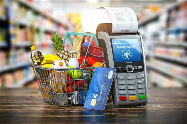 خرید آنلاین غذا و نوشیدنی سبد خرید با مواد غذایی و پایانه POS و کارت اعتباری در فروشگاه مواد غذایی تصویر سه بعدی