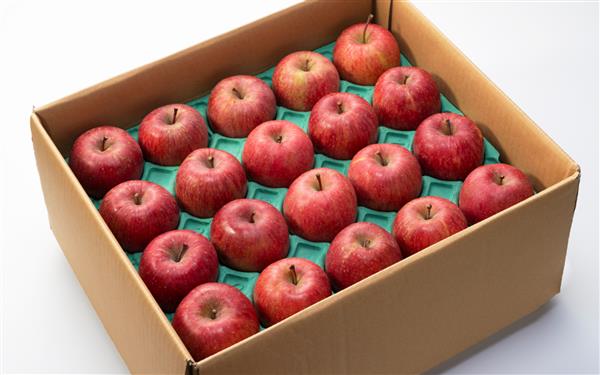 تعداد زیادی سیب در یک جعبه مقوایی تصویر تحویل میوه