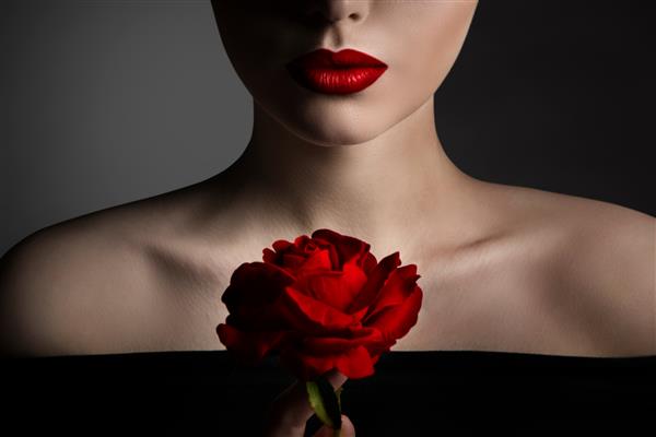 گل رز قرمز و مدل لب پرتره هنرهای زیبا از نزدیک مدل آرایش صورت و شانه های زیبایی بانوی مرموز زیبا روی مشکی