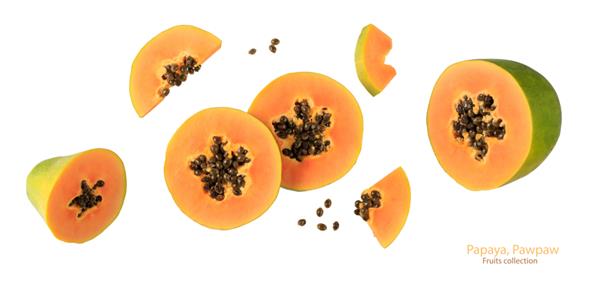 پاپایا Pawpaw خربزه درختی Carica papaya L در حال پرواز جدا شده در زمینه سفید میوه های استوایی برش خورده