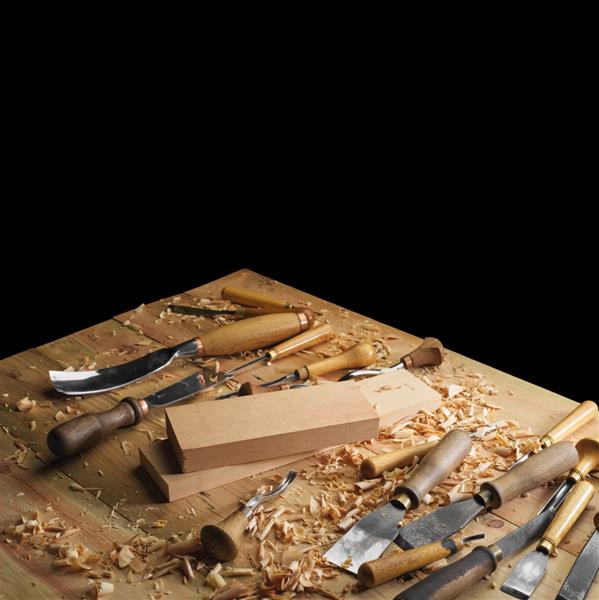 میز کار نجاری برش و تراشه های نجاری روی میز چوبی مفهوم فرآیند کنده کاری چوب با فضای آزاد در بالا