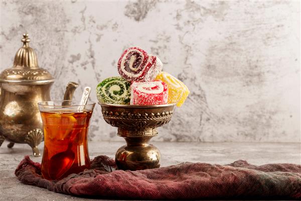 لذیذ سنتی ترکی با چای ترکی در زمینه خاکستری مفهوم جشن رمضان کریم چای ترکی معطر و شیرینی ترکی در غذاهای ملی