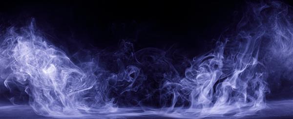 نمای پانوراما از مه انتزاعی ابری سفید مه یا دود در پس زمینه سیاه حرکت می کند دود بنفش چرخان زیبا ماکت برای لوگوی شما کاغذ دیواری افقی زاویه باز یا بنر وب