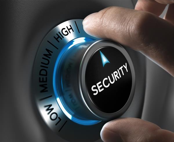 دکمه امنیتی که بالاترین موقعیت را با دو انگشت نشان می دهد تصویر مفهومی برای مدیریت ریسک