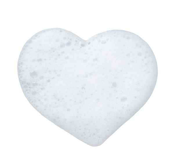 شکل قلب سفید پوست صورت اسفنج کرمی صابون حبابدار در زمینه سفید مفهوم روز عشق یا ولنتاین