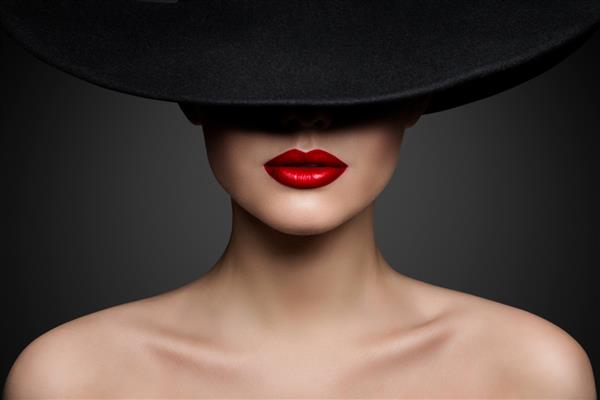 لب های قرمز از نزدیک آرایش می کنند چهره زن مد مرموز که توسط کلاه لبه سیاه پنهان شده است پرتره هنرهای زیبا بانوی یکپارچهسازی با سیستمعامل زیبا روی پس زمینه خاکستری
