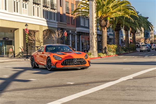 سن خوزه کالیفرنیا ایالات متحده آمریکا - 3 ژانویه 2022 مرسدس بنز در یکی از خیابان های مرکزی سن خوزه سوار می شود مرسدس AMG GT سری مشکی 2021