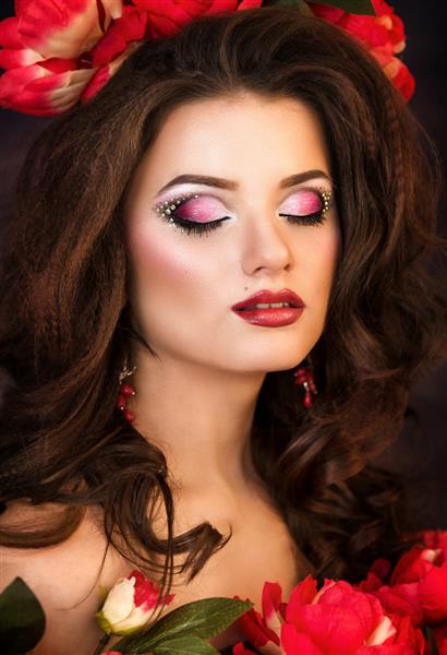 چهره بانویی زیبا با گل های قرمز