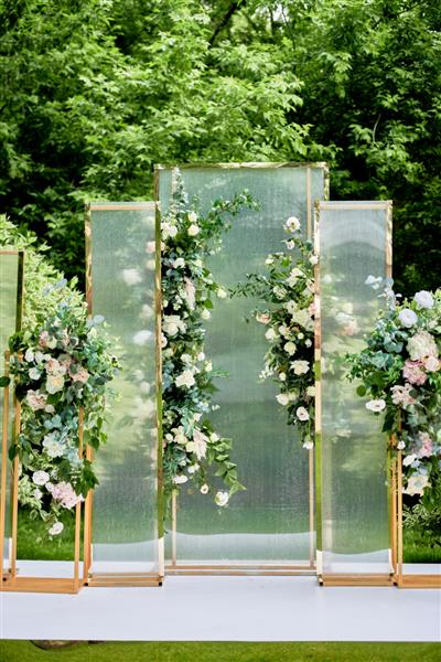 محل برگزاری مراسم عروسی در باغ در فضای باز فضای کپی طاق عروسی تزئین شده با گل تنظیم عروسی