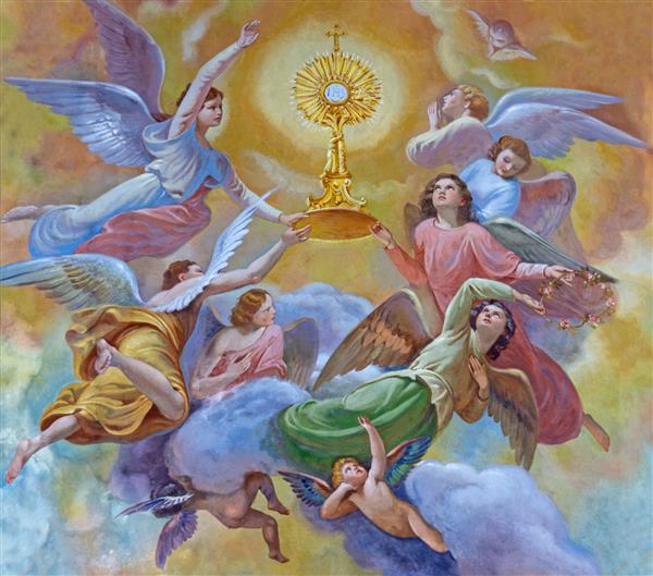 فورلی ایتالیا - 11 نوامبر 2021 نقاشی دیواری فرشتگان با مراسم عشای ربانی در هیولا در Cattedrala di Santa Croce اثر جیووانی سکی 1876 - 1950