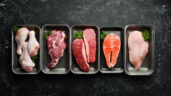 مجموعه ای از گوشت خام و ماهی تازه در جعبه های پلاستیکی گوشت گوساله استیک سالمون مرغ گوشت خوک بنر برای سوپرمارکت در پس زمینه تاریک غذای ارگانیک