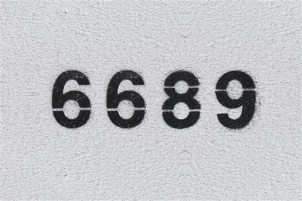 شماره مشکی 6689 روی دیوار سفید رنگ اسپری شماره شش هزار و ششصد و هشتاد و نه