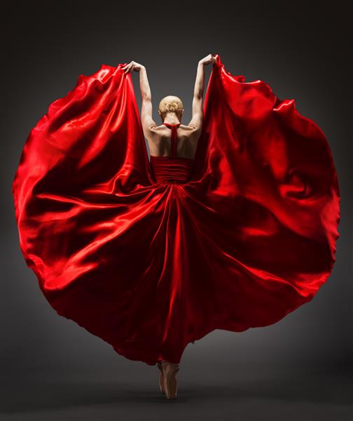 رقص بالرین با لباس پرنده قرمز نمای پشتی زن برازنده باله با دامن فلامنکو رقص شور بیانی در حرکت بر روی پس زمینه تاریک