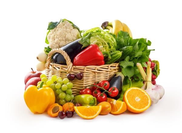 سبزیجات و میوه ها در سبد حصیری جدا شده سبزیجات ارگانیک در زمینه سفید