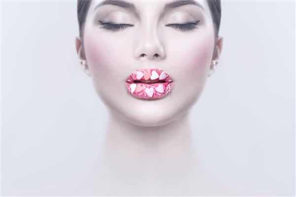 آرایش شیرین قلب ولنتاین آرایش لب های روز ولنتاین با قلب صورتی شکر پاشیدن بوسه بر لب آرایش لب های زیبایی با رنگ قلبی شکل روز ولنتاین آرایش عاشقانه زیبا