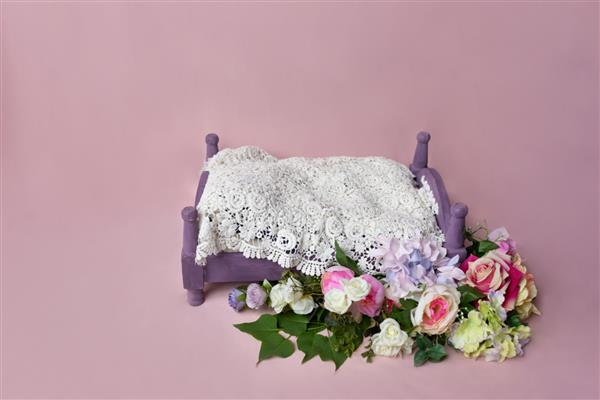 تخت برای عکاسی تزئین شده با گل مبلمان عکاسی نوزاد در زمینه صورتی دکور پس زمینه برای منطقه عکس فضای خالی برای کودک قالب عکس
