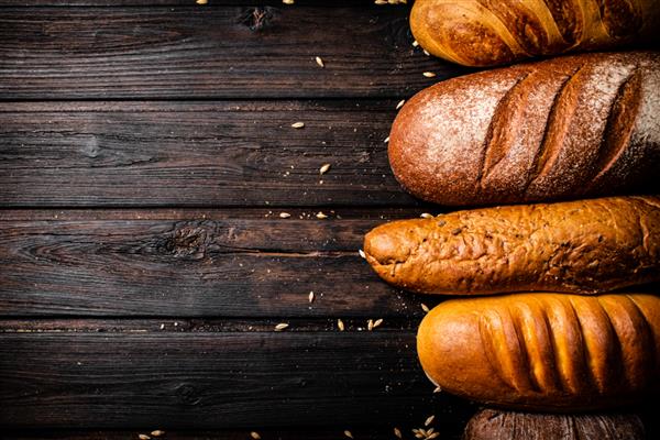 انواع نان ترد تازه روی زمینه چوبی عکس با کیفیت بالا