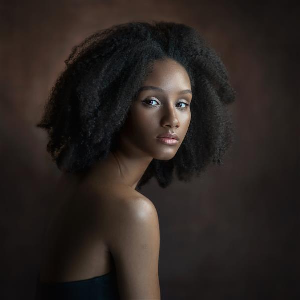 دختر زیباآرایش طبیعی مدل سیاه آفریقایی