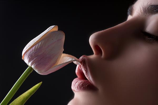 لب ماده و گل بهاری دهان و گل زن سکسی سکس دهانی ارگاسم مضراب لیسیدن گل لب دختر با لاله