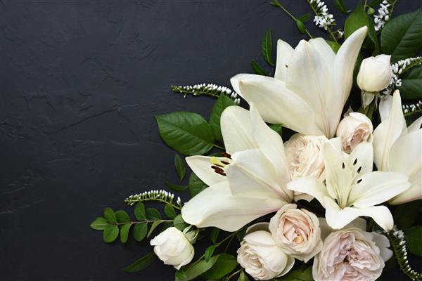 ترکیب گل های لیلی سفید ظریف کارت پس زمینه گل تسلیت تصویر مفهومی مراسم تشییع جنازه تمرکز انتخابی DOF کم عمق