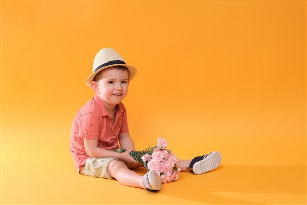 پسر بچه ناز در پس زمینه نارنجی