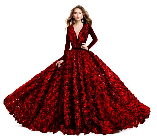 مدل لباس شب قرمز زن زیبا با لباس مجلسی شاهزاده خانم و مدل موی مجعد بانوی زیبا در لباس عروسی لوکس با گل رز روی پس زمینه استودیو سفید