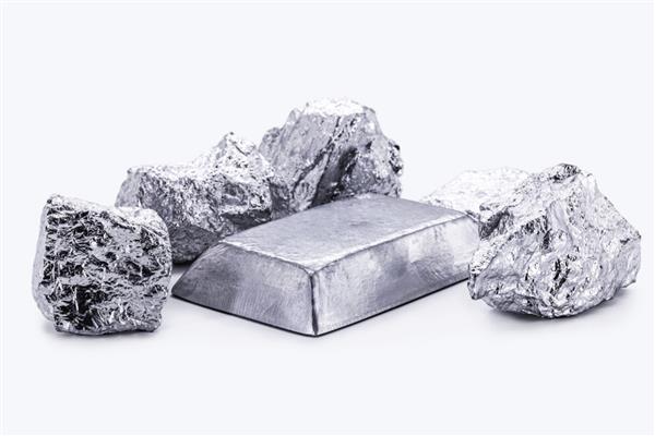 سنگ و شمش پالادیوم یک فلز انتقالی مورد استفاده در تولید تجهیزات هوافضا پس زمینه سفید جدا شده