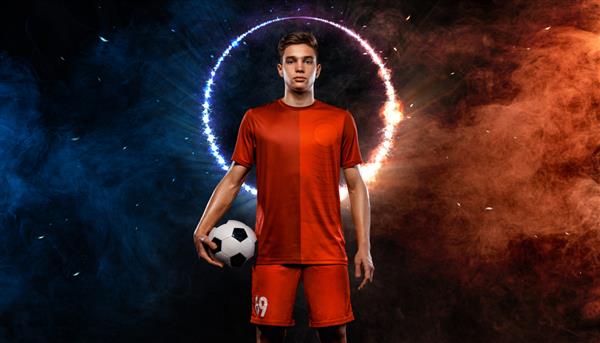 بازیکن فوتبال ورزشکار در لباس ورزشی فوتبال در بازی با توپ مفهوم ورزشی