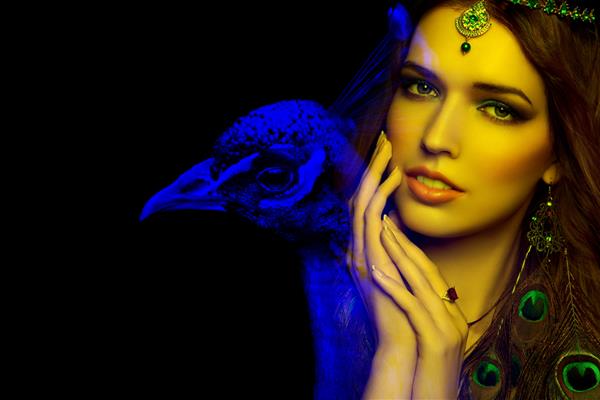 زن جوان زیبا و طاووس مفهوم گرگینه یا تغییر شکل نوردهی دوگانه زن - پرنده طراحی گرافیکی نمای نزدیک